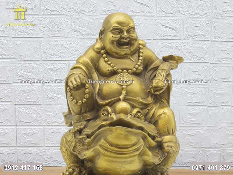 Gương mặt phúc hậu với nụ cười hoan hỉ của Phật Di Lặc được chạm khắc sắc nét